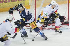Zugs Robin Grossmann (links) gegen David Moss vom EHC Biel. (Bild: Keystone)