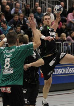 Kriens Daniel Schmid (rechts) gegen Wacker Thuns Borna Franic. (Bild: Philipp Schmidli/Neue LZ)