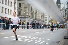 Die Läuferinnen und Läufer sind unterwegs (Bild: Boris Bürgisser/LZ)