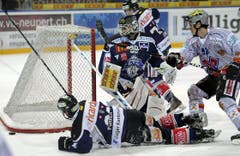 Gaetan Haas, rechts, gegen Goalie Jussi Markkanen und Andreas Furrer.