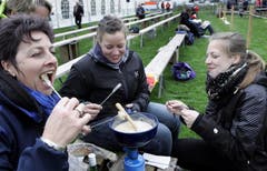 Das Fondue schmeckt: Lydia Kid, Heidi Walker, Heidi Dürst und Janine Kid (von links). (Bild: Werner Schelbert / Neue ZZ)