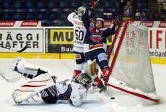 Kloten Flyers Stürmer Steve Kellenberger stürzt, nachdem er das 1:2 geschossen hat. (Bild: Keystone)