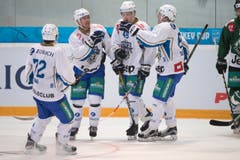 Die Zuger Samuel Erni, Jarkko Immonen, Carl Klingberg und Sven Senteler (von links) jubeln nach dem 3:0. (Bild: Marcel Bieri / Keystone)