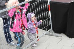 Bilder von unterwegs: Eindrücke von der Laufstrecke und auf Nebenschauplätzen. (Bild: Ramona Geiger/Claude Hagen/LZ)