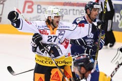 11,2 Sekunden vor dem Ende der regulären Spielzeit markiert Josh Holden das 3:3 für den EV Zug. (Bild: Keystone / Gabriele Putzu)
