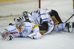 Der Zuger Torhüter Tobias Stephan (links) und Daniel Sondell sind geschlagen. (Bild: Keystone / Marcel Bieri)