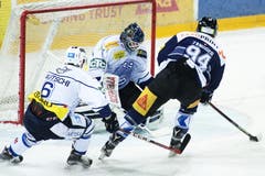 Der Zuger Sandro Zangger (rechts) schiesst das tor gegen Ambris Torhüter Sandro Zurkirchen zum 2:3. (Bild: Keystone / Urs Flüeler)