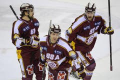 Genfer Jubel (Romy, Daugavins und Bezina, von links) nach dem 1:0. (Bild: Keystone)