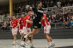 Der Krienser Bojan Beljanski setzt sich am Kreis durch. (Bild: Philipp Schmidli / Neue LZ)