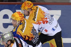 Die Topskorer im Kopf-an-Kopf-Rennen: Robert Nilsson von den ZSC Lions (links) gegen den Zuger Pierre-Marc Bouchard. (Bild: Keystone / Walter Bieri)