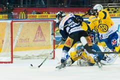 Zugs Reto Suri verpasst das leere Tor. (Bild: Keystone)