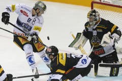 Der Zuger Fabrice Herzog, links, vor Luganos Goalie Elvis Merzlikins sowie Lorenz Kienzle. (Bild: CARLO REGUZZI)