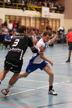 Daniel Fellmann stoppt Silvan Fässler. (Bild: Roger Zbinden/Neue LZ)