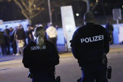 Vor dem Stadion sorgt die Polizei für Ruhe und Ordnung. (Bild: Stefan Kaiser / Neue ZZ)