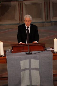 Der deutsche TV-Moderator Frank Elstner spricht an der Trauerfeier in der St. Laurenzen-Kirche in St. Gallen. (Bild: Keystone)