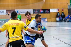 Boris Stankovic im Zweikampf mit dem Gossauer Gabriel Würth (Bild: photo:roger gruetter)
