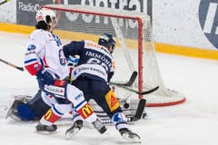 Zürichs Jonas Siegenthaler, links, im Spiel gegen Zugs Jarkko Immonen. (Bild: Alexandra Wey/Keystone)