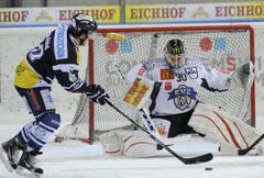 Daniele Grassi im Duell mit Jussi Markkanen. (Bild: Keystone)