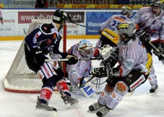 Biel-Torhüter Reto Berra rettet vor Fabian Sutter (links). (Bild: Keystone)