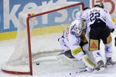 Zugs Torhüter Eero Kipelaeinen kassiert das zweite Gegentor. (Bild: Keystone)