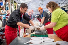 Weltrekordversuch, mit dem Ziel eines Eintrags im Guinessbuch der Rekorde: In Altstätten wird das längste Cordon bleu gemacht (Bild: Urs Bucher)