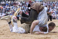 Christian Odermatt (links) und Silvan Betschart messen sich im im 4. Gang. (Bild: Keystone / Alexandra Wey)