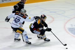 Luganos Fredrik Pettersson, rechts, setzt sich gegen Jarkko Immonen durch. (Bild: Keystone Samuel Golay)