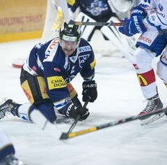 Alessandro Chiesa vom EVZ auf den Knien. (Bild: Keystone)