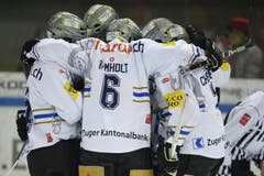 Die Zuger Tim Ramholt (mitte), Robert Schremp (links) und Bjoern Christen (rechts) feiern das Anschlusstor von Corsin Casutt. (Bild: Keystone / Maxime Schmid)