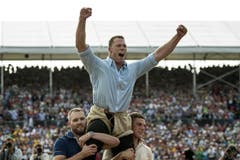 Schwingerkönig Matthias Sempach lässt sich feiern. (Bild: Keystone)