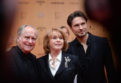 Senta Berger mit ihrem Mann Michael Verhoeven (links) und Sohn Simon. (Bild: EPA / Britta Pedersen)