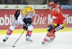 Der Zuger Damien Brunner schiesst an Manuel Gossweiler vorbei. (Bild: Keystone)
