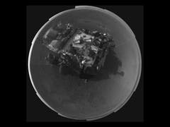 «Curiosity» im Selbstbildnis: Der Mars Rover hat sich mit seinen Navigationskameras am grossen Mast selbst fotografiert. (Bild: Keystone)