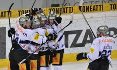 Die Zuger Johann Morant, Dominic Lammer, Nolan Diem und Fabrice Herzog sowie der heranfahrende Santeri Alatalo (von links) jubeln nach dem 0:1. (Bild: Keystone)