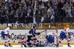 Der Zuger Björn Christen, Mitte am Boden liegend, erzielt das 1:1. (Bild: Keystone)
