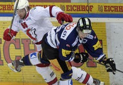 Der Lausanner Codey Buerki (links) gegen den Zuger Santeri Alatalo. (Bild: Keystone)
