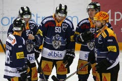 Hängende Köpfe bei den Zugern nach dem Spiel: Lino Martschini, Josh Holden, Daniel Sondell, Jarkko Immonen und Zuger Stuermer Pierre-Marc Bouchard (v.l.n.r). (Bild: Keystone / Alexandra Wey)