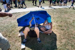 Zuschauer suchen den Schatten während der Mittagspause am Eidgenössischen Schwing- und Älplerfest (ESAF) Estavayer2016. (Bild: JEAN-CHRISTOPHE BOTT)