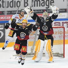 Luganos Linus Klasen (links) und Torhüter Elvis Merzlikins jubeln über den 5:4 Sieg gegen den EV Zug. (Bild: Keystone/Ti-Press/Gabriele Putzu)