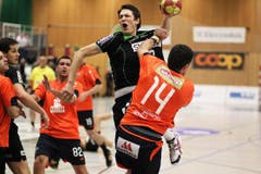 Nicolas Raemy im Zweikampf gegen Portugals Eduardo Salgado.