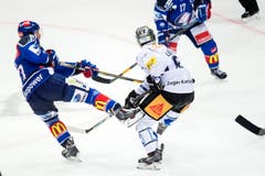 Zugs Simon Lüthi (rechts) gegen ZSC' Roman Wick. (Bild: ENNIO LEANZA)