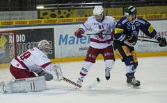 Goalie Cristobal Huet und Philippe Seydoux von Lausanne stoppen den Zuger Florian Schmucki. (Bild: Keystone)