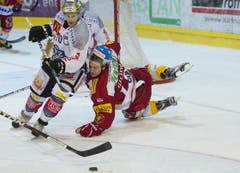 Zugs Yannick Blaser (links) gegen Tigers Tobias Bucher. (Bild: Keystone)