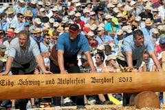 Die «Bösen» warten am Brunnen auf ihren Einsatz (Bild: Swiss-Image)