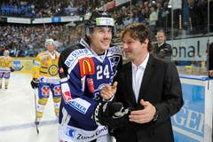EVZ-Captain Duri Camichel (links) mit Paul Di Pietro bei der Verabschiedung. (Bild: PD)
