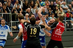 Thomas Hofstetter bleibt in der Abwehr von Pfadi Winterthur hängen. (Bild: Eveline Beerkircher / Neue LZ)