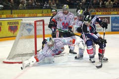 Biels Reto Berra (links) vor Zugs Björn Christen. (Bild: Philipp Schmidli / Neue LZ)