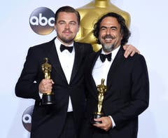 Wurden beide für den Film "The Revenant" ausgezeichnet: der Hauptdarsteller Leonardo DiCaprio (l.) und der Regisseur Alejandro Gonzalez Inarritu. (Bild: Keystone/EPA/Paul Buck)