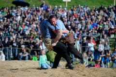 Philipp Laimbacher (rechts) im Schlussgang gegen Matthias Glarner. (Bild: Dominik Wunderli / Neue LZ)