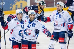 Die Zürcher Pius Suter, Patrick Thoresen und Mattias Sjoegren, von links, freuen sich über das erste Tor. (Bild: Alexandra Wey/Keystone)